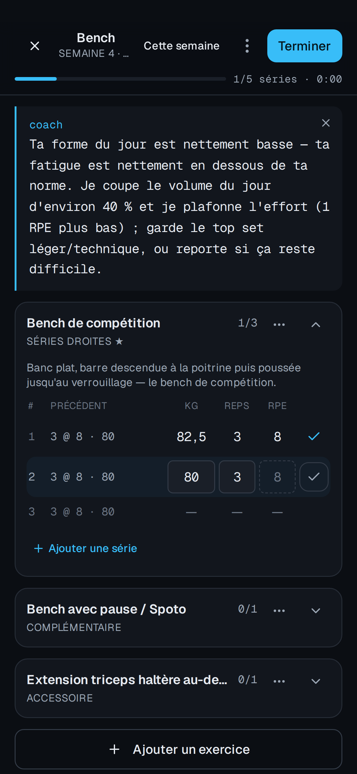 Un bloc coach dans l'application expliquant une réduction liée à la forme du jour : les séries de back-off sont retirées, le top set est conservé, avec la raison écrite.