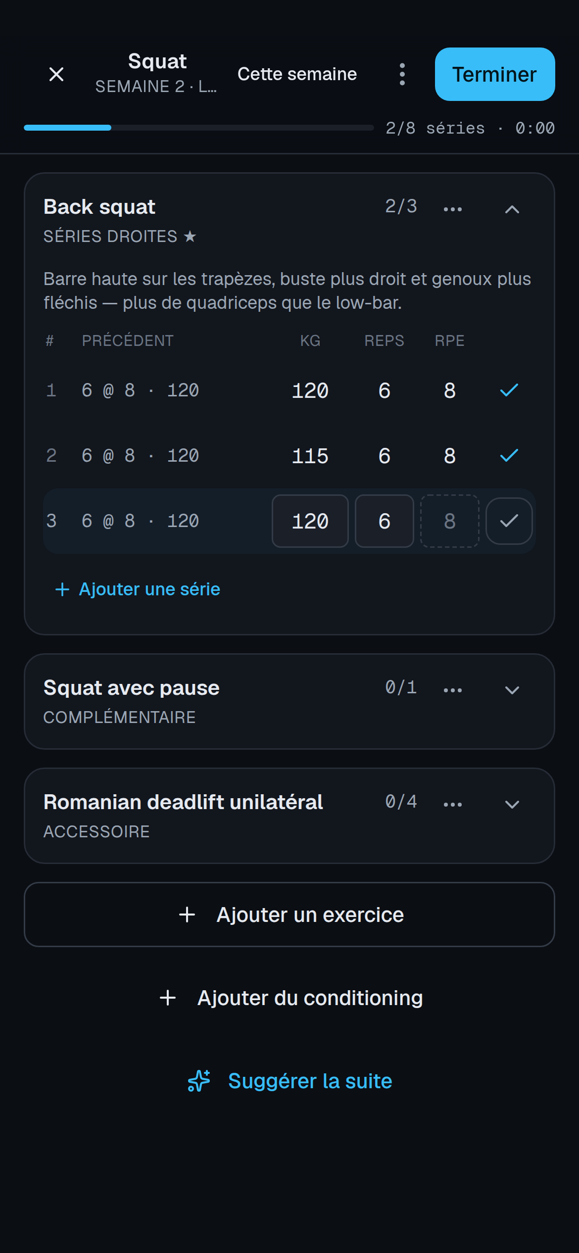 Le journal d'entraînement en pleine séance de squat, semaine 2 d'un bloc d'accumulation : le squat barre haute ouvert avec deux de ses trois séries enregistrées et la troisième en attente, deu autres exercises prévus, et la possibilité d'ajouter un exercice, ajouter un circuit training de la bibliothèque, ou demander une suggestion au coach pour compléter la séance.